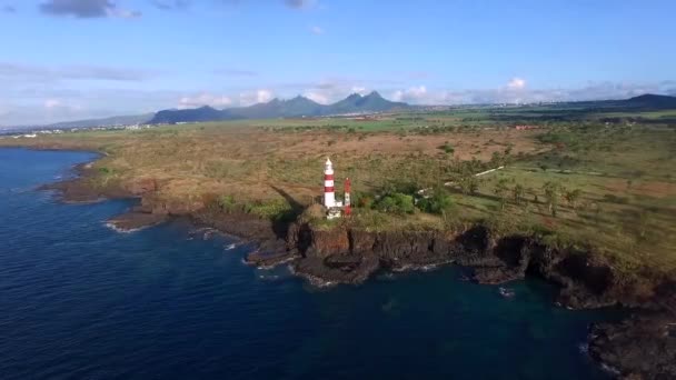 毛里求斯岛和岩石海岸线为背景 后面的灯塔 Phare Albion — 图库视频影像