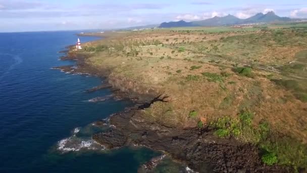 毛里求斯岛和岩石海岸线为背景 背景中的灯塔 — 图库视频影像