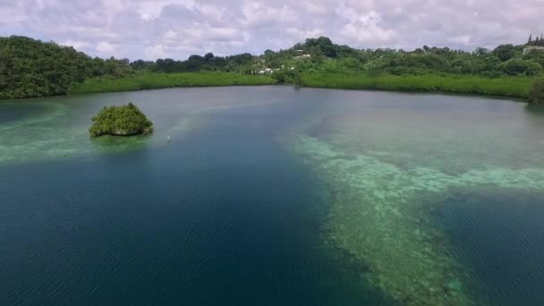 高洛岛的空中景观 许多绿岛 海景与五彩缤纷的珊瑚礁和热带泻湖 — 图库视频影像