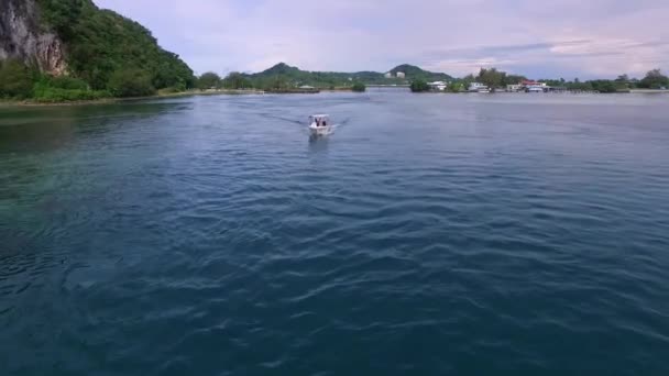 Buzos Barco Seascape Isla Koror Palau Agua Clara Segundo Plano — Vídeo de stock