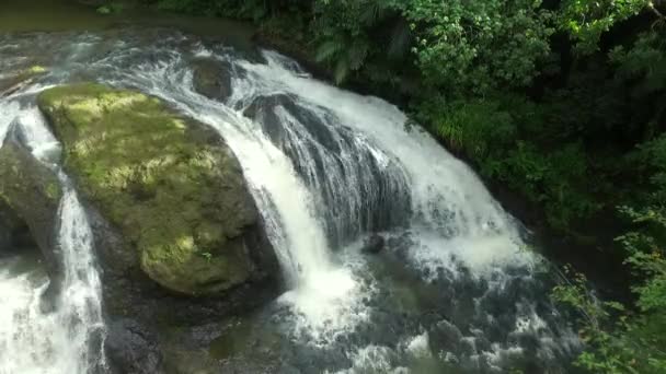 Ngatpang Waterval Koror Water Jungle Drone — Stockvideo