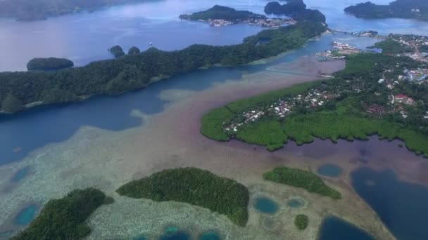 帕劳和科洛尔岛背景上有许多小岛 背景中的珊瑚礁和泻湖景观 — 图库视频影像