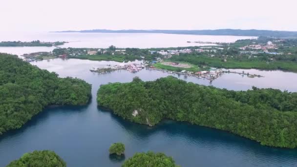 Θαλάσσιο Τοπίο Του Νησιού Κόρορ Στο Παλάου Cityscape Στο Παρασκήνιο — Αρχείο Βίντεο