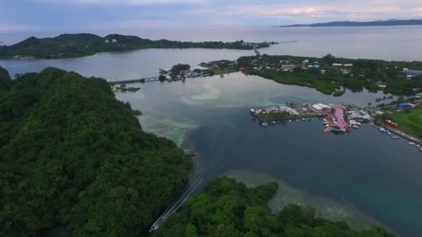 パラオのコロール島の海 ボートと都市景観 ロングアイランド公園 背景に目を見張るもの ドローン — ストック動画