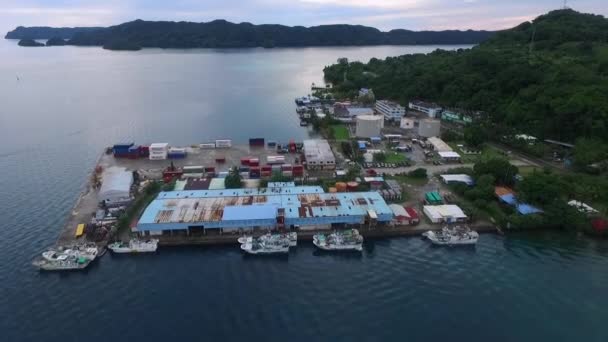 Kustlandskap Koror Palau Båt Och Stadsbild Hamn Brygga Bakgrunden Drönare — Stockvideo