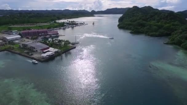 Θαλάσσιο Τοπίο Του Νησιού Κόρορ Στο Παλάου Δύτες Σκάφη Και — Αρχείο Βίντεο