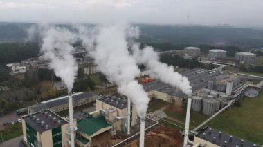 Duman ve karbondioksit salınımlı baca. Fabrika borularından duman emisyonu. Litvanya 'da Isıtma Mevsimi