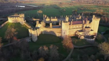 Arundel Kalesi, Arundel, Batı Sussex, İngiltere, Birleşik Krallık. Gün batımı ışığı, altın saat.