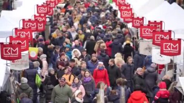 Vilnius 'taki Paskalya pazarında bir yığın insan. Vilnius 'taki Kaziuko Paskalya Pazarı. 'Kaziuko muge' Litvanyaca 'da' Kaziuka fuarı 'demek. Geleneksel el sanatları fuarı her Mart ayında Old Town sokaklarında düzenlenir. Litvanya