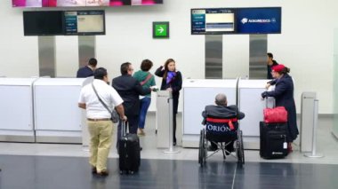 Uluslararası Meksika Benito Juarez Havaalanı. Cancun 'a gidecek yolcularla kalkış alanı. 4k