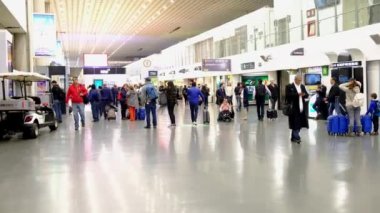 Uluslararası Meksika Benito Juarez Havaalanı. Yürümeyi Bekleyen İnsanlar ile Ayrılış Alanı. 4k