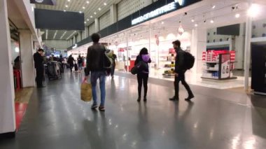 Uluslararası Meksika Benito Juarez Havaalanı. Vergisiz Dükkanlarla Ayrılış Alanı. 4k