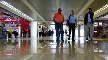 La Aurora Uluslararası Guatemala Havaalanı. Yolcularla birlikte kalkış alanı. Vergisiz Vergisiz Mağazalar ve İnsanlar. 4k