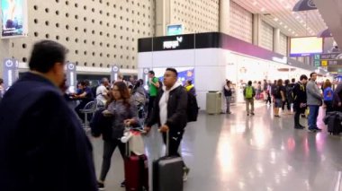 Uluslararası Meksika Benito Juarez Havaalanında Bekleyen ve Yürüyen İnsanlar. Kalkış Alanı. Telefonları şarj ediyorum. 4k