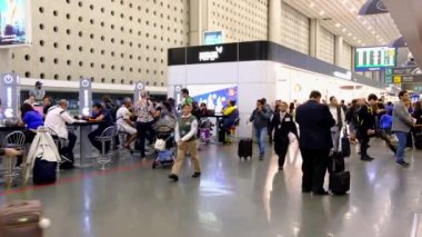 Uluslararası Meksika Benito Juarez Havaalanında Bekleyen ve Yürüyen İnsanlar. Kalkış Alanı. Telefonları şarj ediyorum. 4k