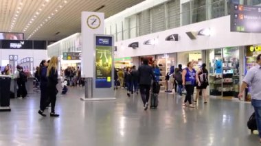 Uluslararası Meksika Benito Juarez Havaalanında Bekleyen İnsanlar. Kalkış Alanı. 4k