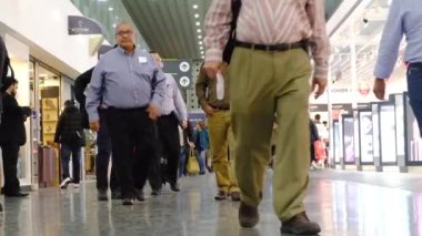 Uluslararası Meksika Benito Juarez Havaalanı 'nda Yürüyen İnsanlar. Kalkış Alanı. Vergisiz Dükkan. 4k