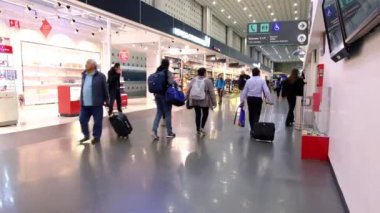 Uluslararası Meksika Benito Juarez Havaalanı 'nda Yürüyen İnsanlar. Kalkış Alanı. Vergisiz Dükkan. 4k
