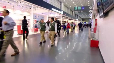 Uluslararası Meksika Benito Juarez Havaalanı 'nda Yürüyen İnsanlar. Kalkış Alanı. Vergisiz Dükkan. 4k