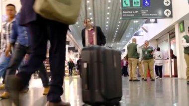 Uluslararası Meksika Benito Juarez Havaalanı 'nda Yürüyen İnsanlar. Kalkış Alanı. Vergisiz Dükkan. 4k