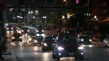 Baltimore Evening City Caddesi. Günlük trafik ve arka plandaki sokak ışıkları. Maryland Eyaleti