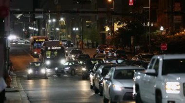 Baltimore Evening City Caddesi. Günlük trafik ve arka plandaki sokak ışıkları. Maryland Eyaleti