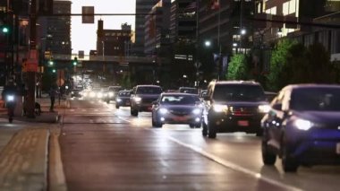 Baltimore 'da akşam trafiği. Poeple ve araçlar arka planda. Maryland Eyaleti.