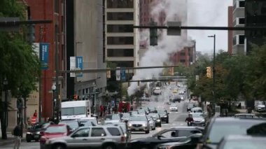 Baltimore City Caddesi 'nde trafik ve Arka planda Buhar Boruları. Mimarlık. Maryland Eyaleti