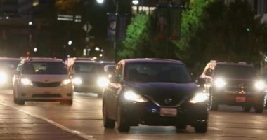 Baltimore 'da akşam trafiği. Arkaplanda insanlar ve araçlar var. Maryland Üniversitesi. 4k