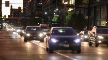 Baltimore 'da akşam trafiği. Arkaplanda insanlar ve araçlar var. Maryland Eyaleti.