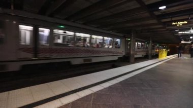 Pittsburgh, Pennsylvania 'da tren istasyonu. İnsanlar metro trenini bekliyor. Tren yaklaşıyor..