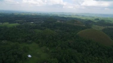 Bohol, Filipinler 'deki Çikolata Tepeleri. En az 1260 tepe var. Filipinler 'deki en ünlü gezici nesnelerden biri. İHA