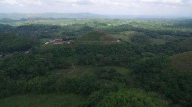 Bohol, Filipinler 'deki Çikolata Tepeleri. En az 1260 tepe var. Filipinler 'deki en ünlü gezici nesnelerden biri. İHA