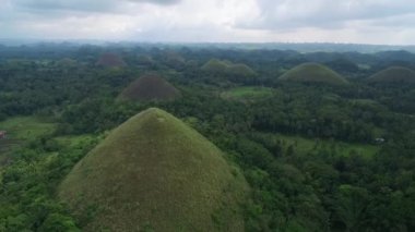 Bohol, Filipinler 'deki Çikolata Tepeleri. En az 1260 tepe var. Filipinler 'deki en ünlü gezici nesnelerden biri. İHA