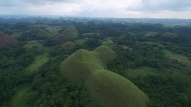 Bohol, Filipinler 'deki Çikolata Tepeleri. En az 1260 tepe var. Filipinler 'deki en ünlü gezici nesnelerden biri. İHA