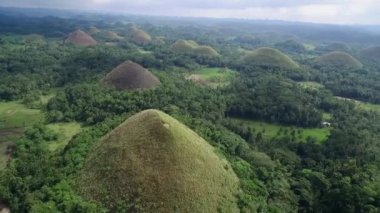 Bohol, Filipinler 'deki Çikolata Tepeleri. En az 1260 tepe var. Filipinler 'deki en ünlü gezici nesnelerden biri. İHA