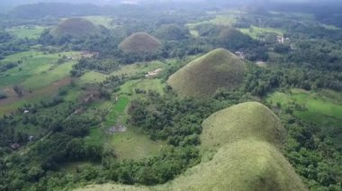 Bohol, Filipinler 'deki Çikolata Tepeleri. En az 1260 tepe var. Filipinler 'deki en ünlü gezici nesnelerden biri. İHA