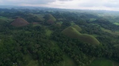Bohol, Filipinler 'deki Çikolata Tepeleri. En az 1260 tepe var. Filipinler 'deki en ünlü gezici nesnelerden biri. İHA