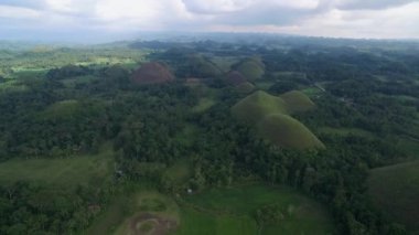 Bohol, Filipinler 'deki Çikolata Tepeleri. En az 1260 tepe var. Filipinler 'deki en ünlü gezici nesnelerden biri. İHA