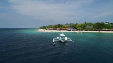 Filipinler, Cebu, Moalboal 'daki White Beach' te tekne. Seashore ve Arkaplanda İnsanlar 'la güzel bir manzara. İHA