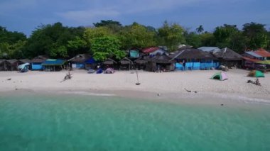 Moalboal 'da deniz kıyısı, Cebu, Filipinler. Seashore ve Arkaplanda İnsanlar 'la güzel bir manzara. İHA