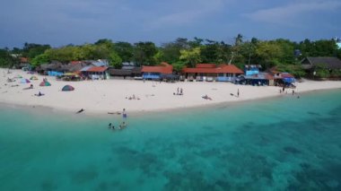 Moalboal 'da deniz kıyısı, Cebu, Filipinler. Seashore ve Arkaplanda İnsanlar 'la güzel bir manzara. İHA