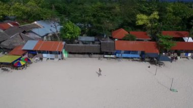 Moalboal 'da deniz kıyısı, Cebu, Filipinler. Seashore ve Arkaplanda İnsanlar 'la güzel bir manzara. İHA