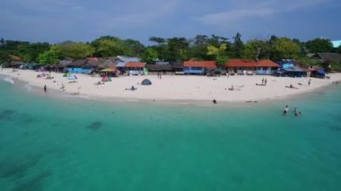 Moalboal 'da deniz kıyısı, Cebu, Filipinler. Seashore ve Arkaplanda İnsanlar 'la güzel bir manzara. İHA
