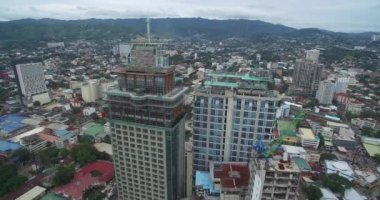 Gökdelen 'in çatısındaki insanlar. Gökdelenleri ve Yerel Mimarisi olan Cebu Şehri Şehri. Filipinler. Filipinler 'in Merkez Visayas bölgesinde yer alır. 4k İHA