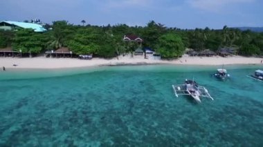 Moalboal 'daki White Beach, Cebu, Filipinler. Seashore ve Arkaplanda İnsanlar 'la güzel bir manzara. İHA