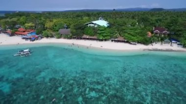 Moalboal 'daki White Beach, Cebu, Filipinler. Seashore ve Arkaplanda İnsanlar 'la güzel bir manzara. İHA
