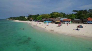 Moalboal 'daki White Beach, Cebu, Filipinler. Seashore ve Arkaplanda İnsanlar 'la güzel bir manzara. İHA