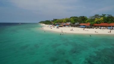 Moalboal 'daki White Beach, Cebu, Filipinler. Seashore ve Arkaplanda İnsanlar 'la güzel bir manzara. İHA