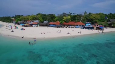 Moalboal 'daki White Beach, Cebu, Filipinler. Seashore ve Arkaplanda İnsanlar 'la güzel bir manzara. İHA